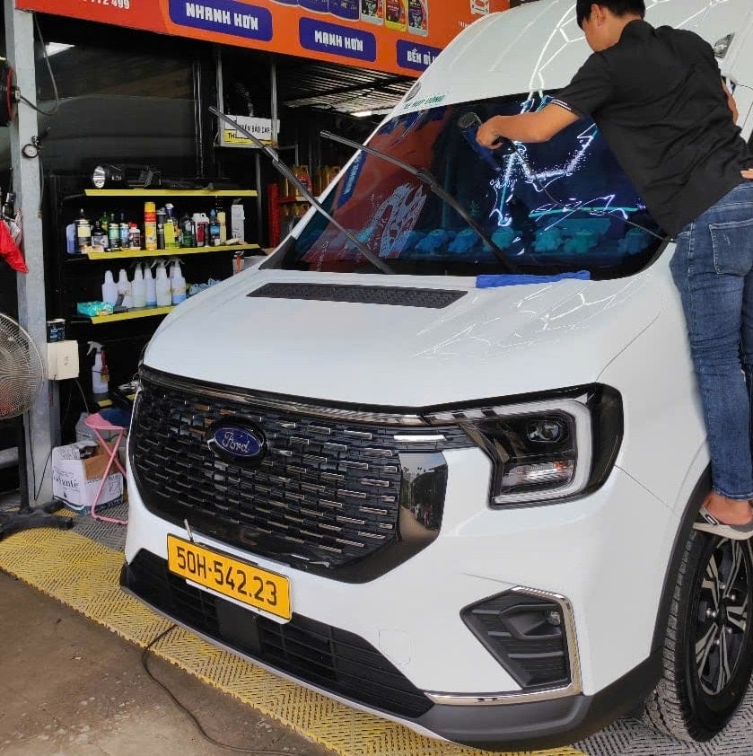 Dán phim cách nhiệt Ford Transit