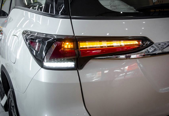 Độ đèn hậu Fortuner