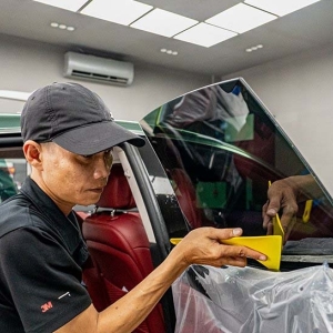 Dán phim cách nhiệt ô tô tại quận 4